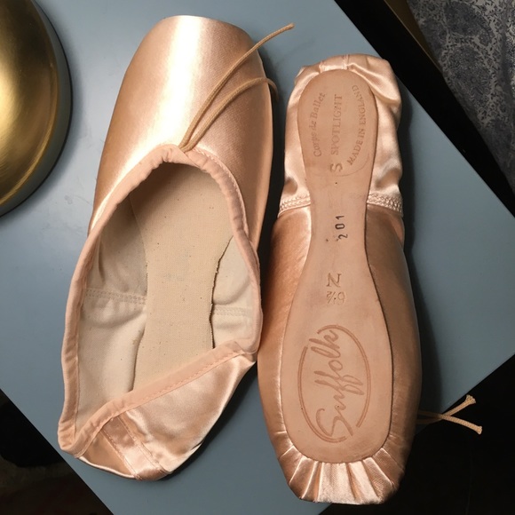 suffolk spotlight pointe shoes
